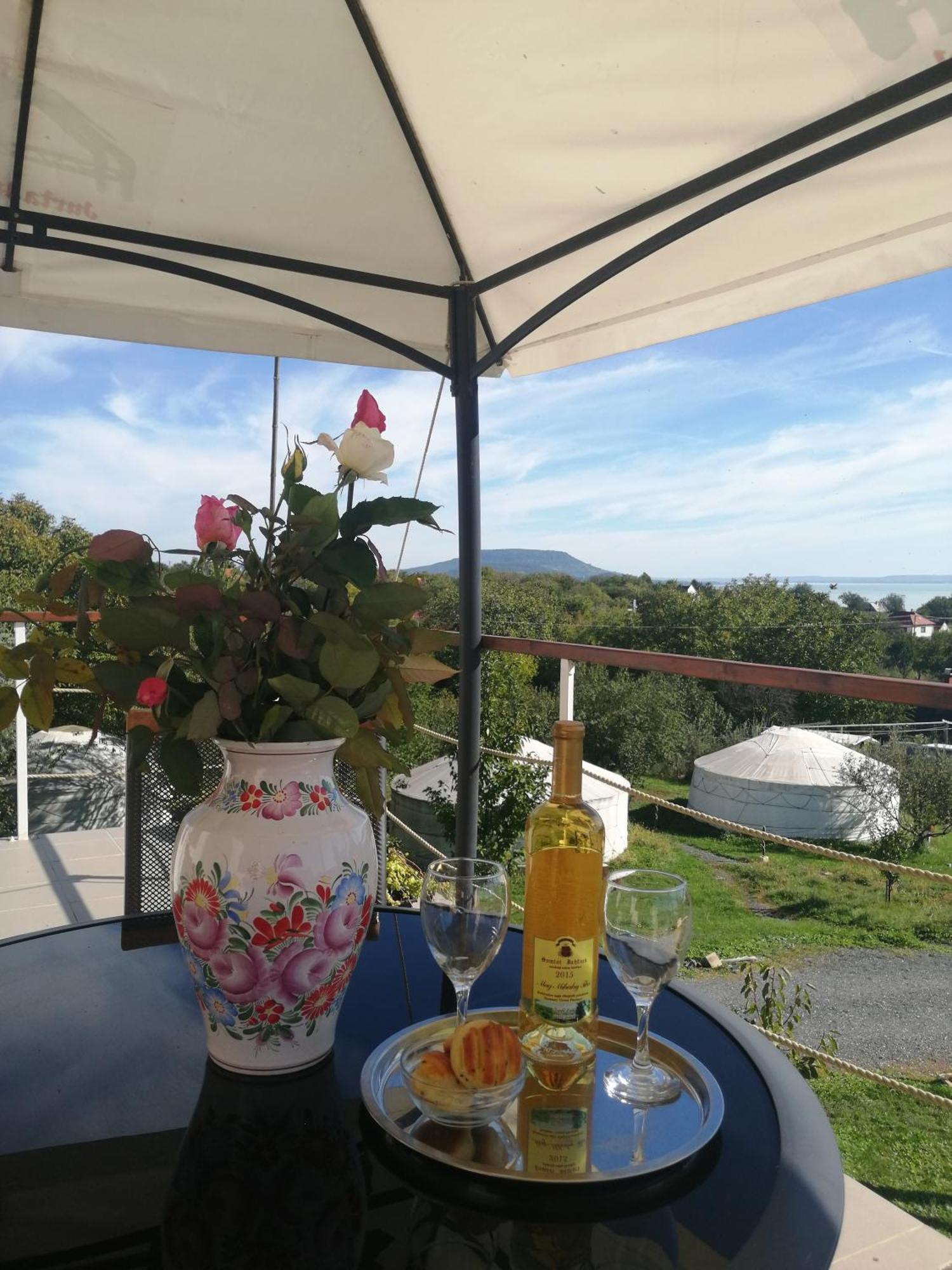 Jurta Hotel Balatongyoeroek 外观 照片