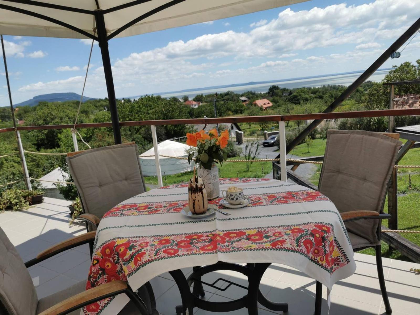 Jurta Hotel Balatongyoeroek 外观 照片