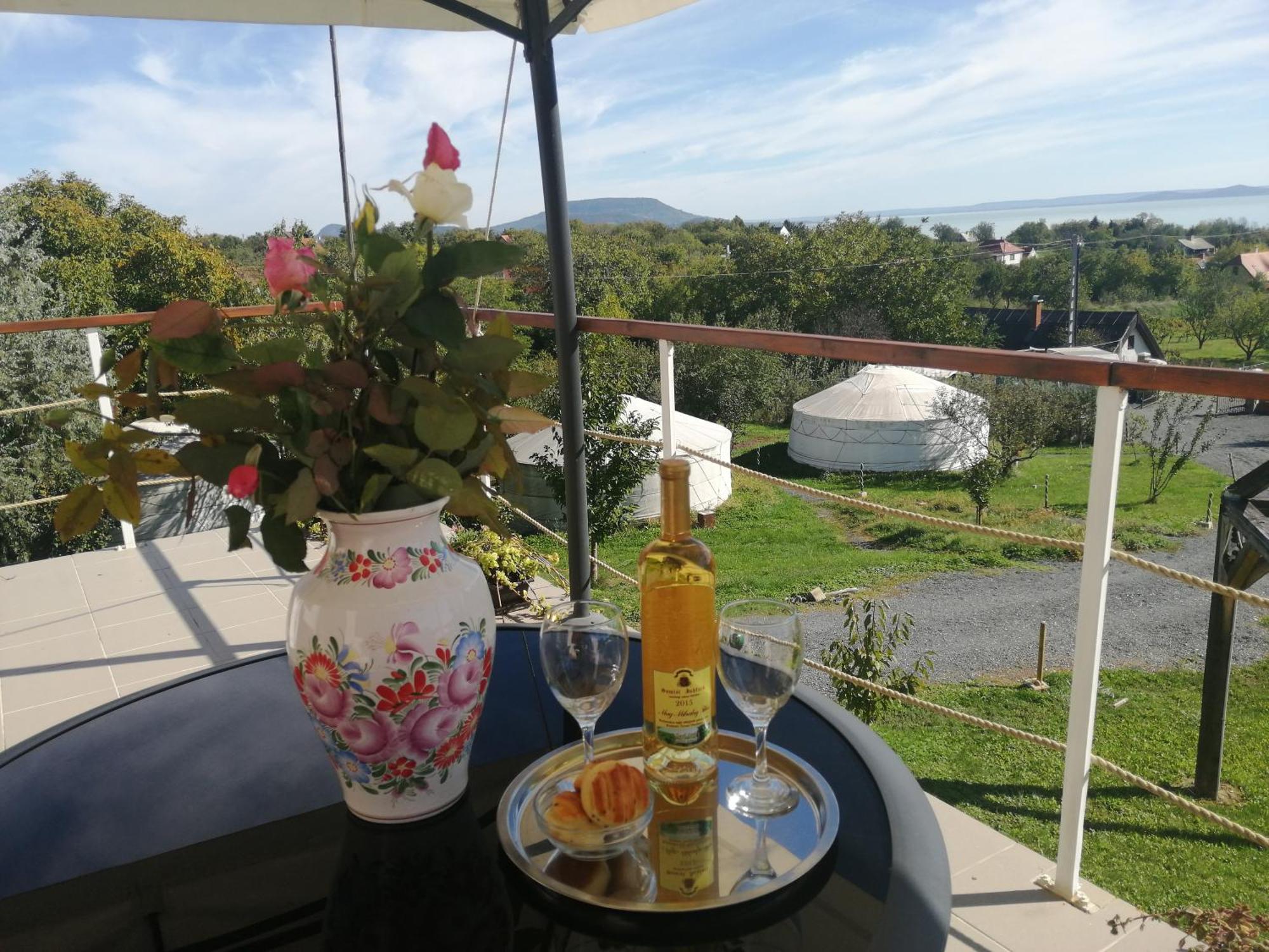 Jurta Hotel Balatongyoeroek 外观 照片
